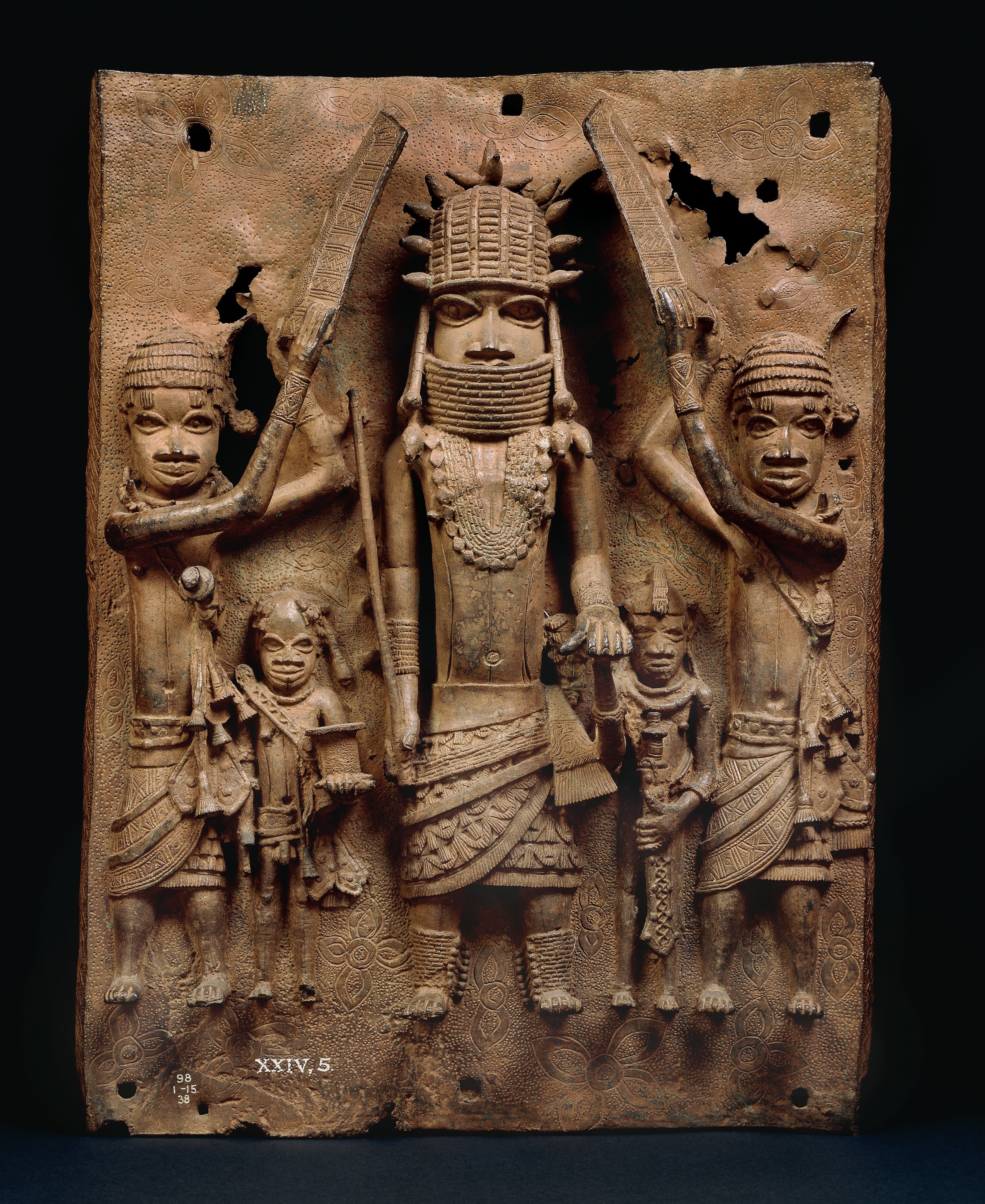 King Esigie shielded by attendants