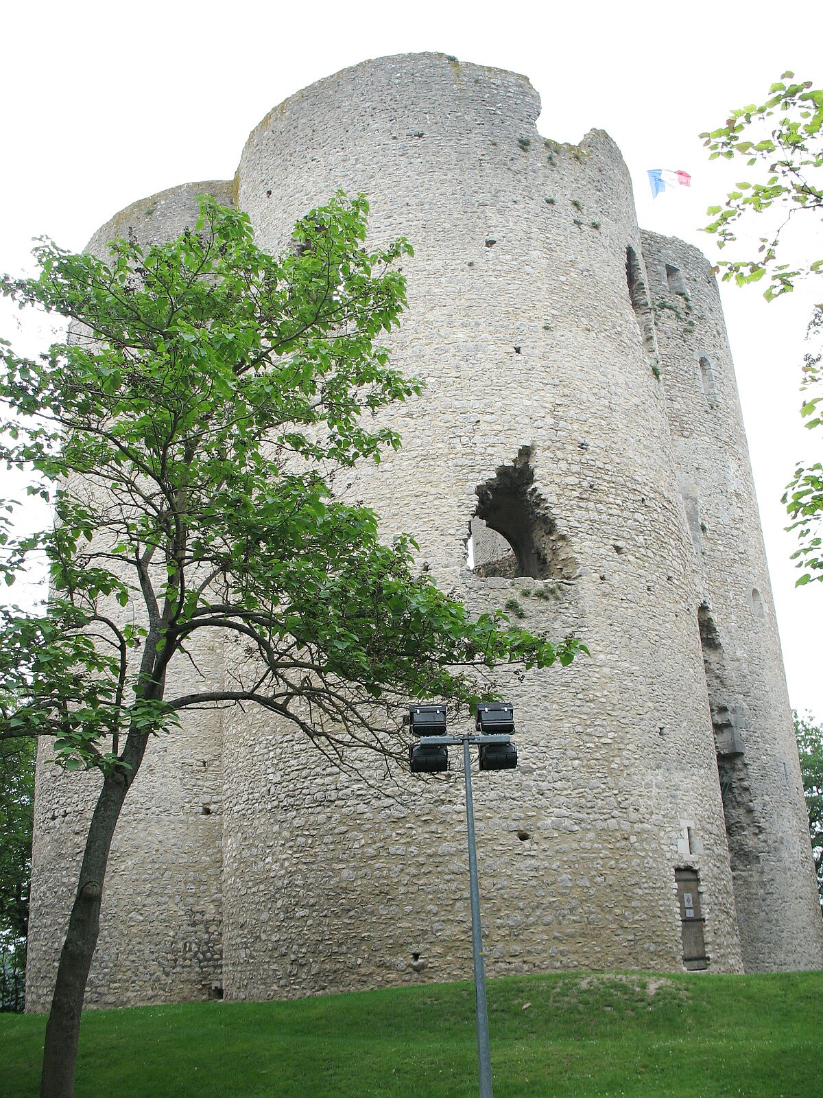 Etampes chateau donjon 2007, built by Robert the Pious